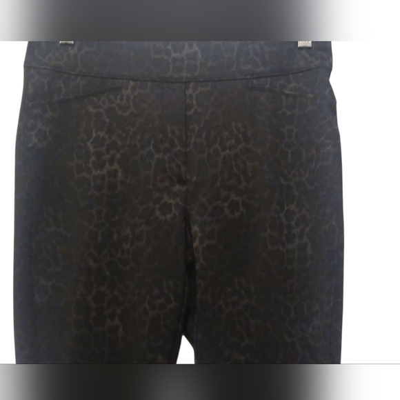 Chico's - NWT, Gray & Black Animal Print Ankle Leggings Elastic Waist US Size 4 - Picture 5 of 9